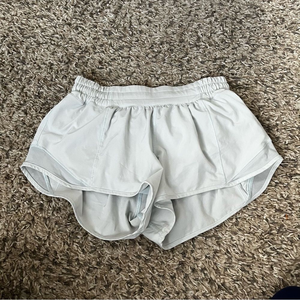 lululemon hotty hot 2.5" powder blue shorts size 6